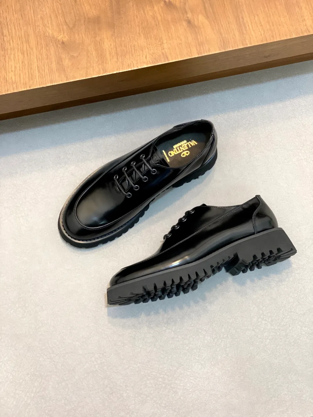Men's shoes 💰740 VALENTINO Valentino's new men's fashionable casual leather shoes. These leather shoes are made of imported cowhide leather uppers, dyed calfskin lining and calfskin insoles. The upper foot is soft, comfortable and breathable. Comes with complete packaging in the original box! Visible details and quality. Size: 39-44 (customized at 38.45.46)